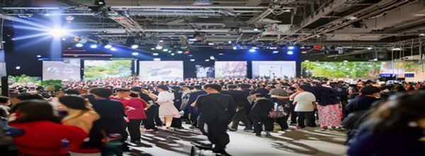古川伊织2026年新作发布活动现场，粉丝热情围绕，媒体聚焦的签售会盛况